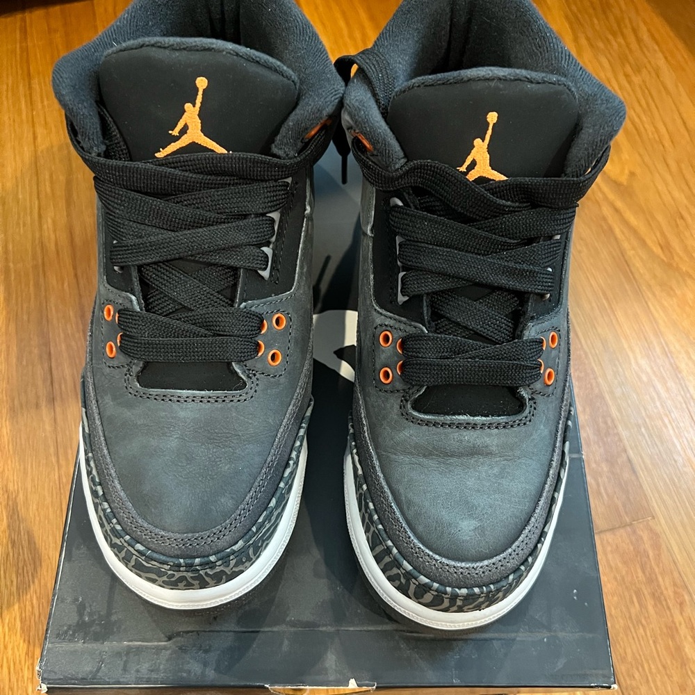Air Jordan retro 3. Size 6.5 youth. Offer best price. Must go!